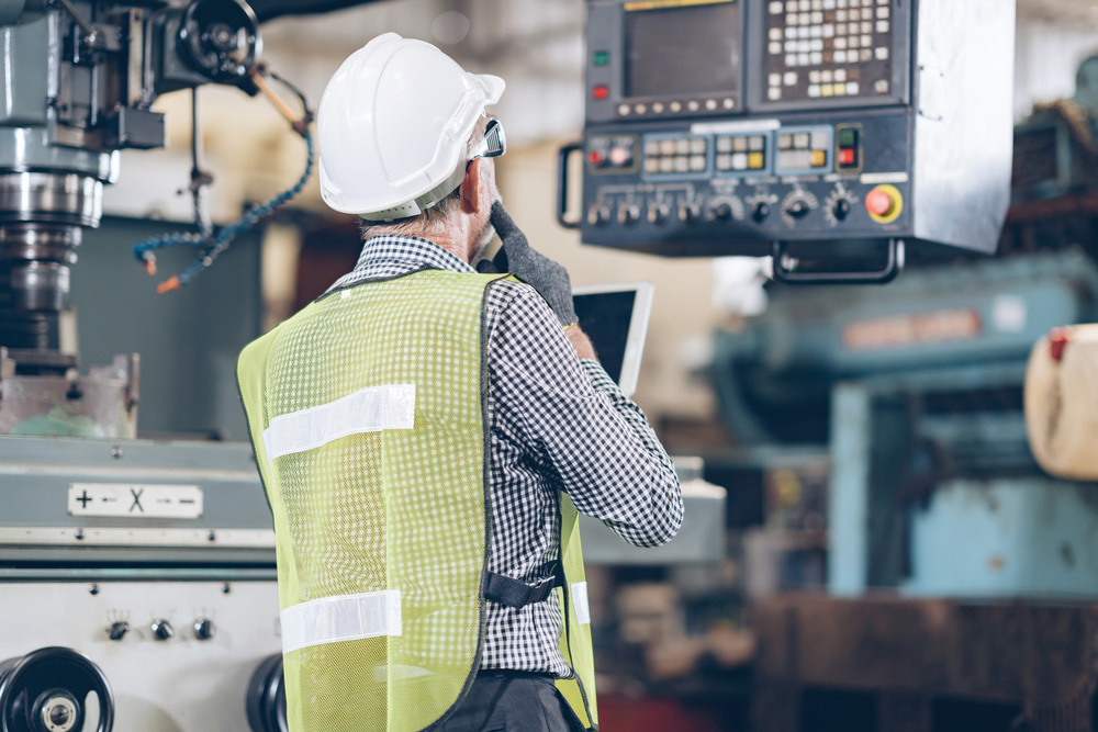Senior,Engineer,Checklist,Automated,Cnc,On,Tablet,In,Factory
